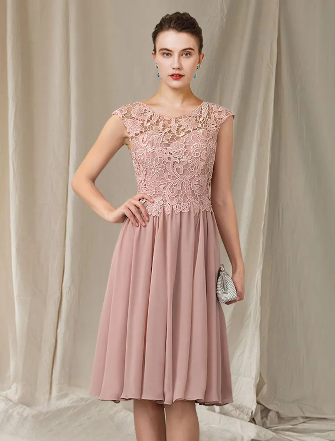 A-Line Mother of the Bride Dress Elegant Knee Length Chiffon Lace Sleeveless with Pleats Appliques