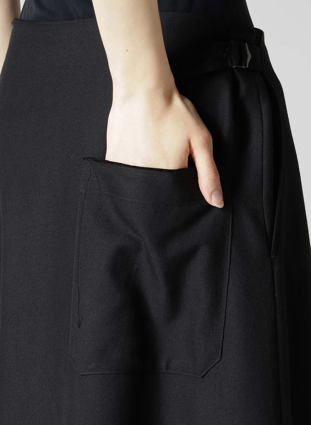 RY/W GABARDINE ASYMMETRIC FLARE PANTS